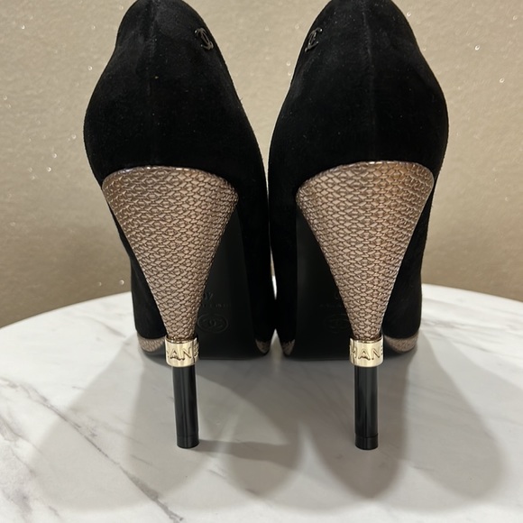 CHANEL Black Suede CC Logo| Gold Heel Pumps G32233 | Size EU 40 - Picture 2 of 9